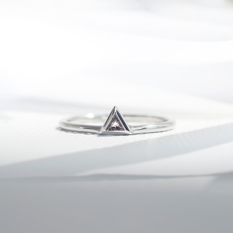 Ring mit einem Salt and Pepper Diamanten in Trillion-Form Daslis 111966