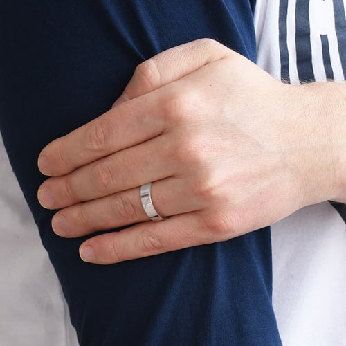 Trendy Eheringe aus Gold mit einem Diamanten Mert