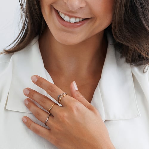 Silberner Ring mit drei blauen Diamanten Cason