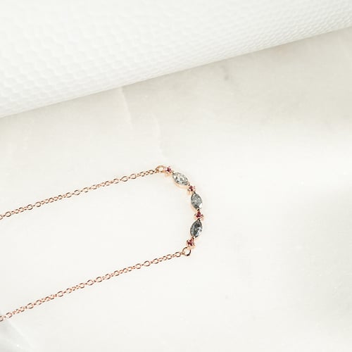 Halskette mit Salt and Pepper Diamanten in Marquise Form und Turmalinen Milli