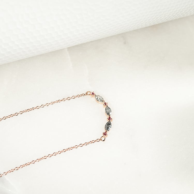 Halskette mit Salt and Pepper Diamanten in Marquise Form und Turmalinen Milli 132095