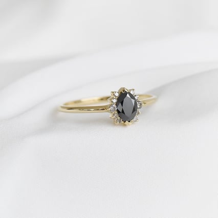 Verlobungsring mit schwarzem Marquise Diamanten Mya