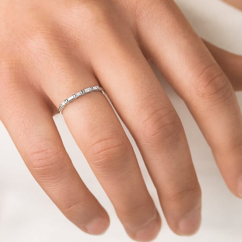 Halb-Eternity aus Gold mit Baguette Diamanten Vamala