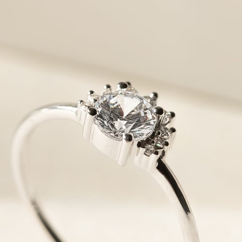 Halber Halo Ring mit Diamanten Sonnie