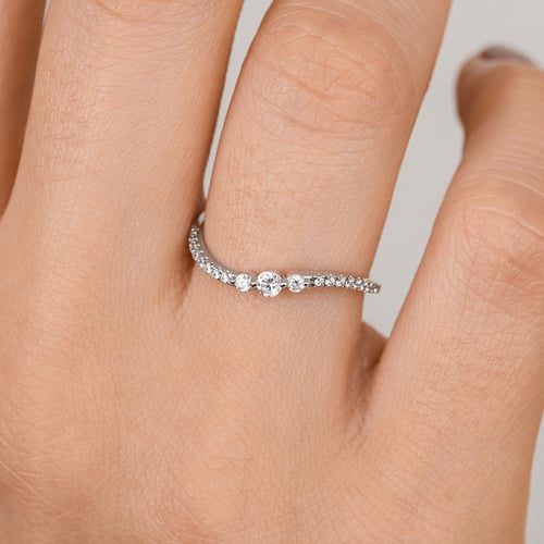 Gewellter Goldring mit Diamanten Mikael