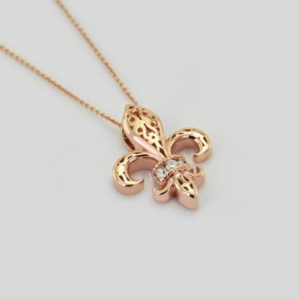 Lilienblüte mit Diamanten in einer Anhänger Nayana