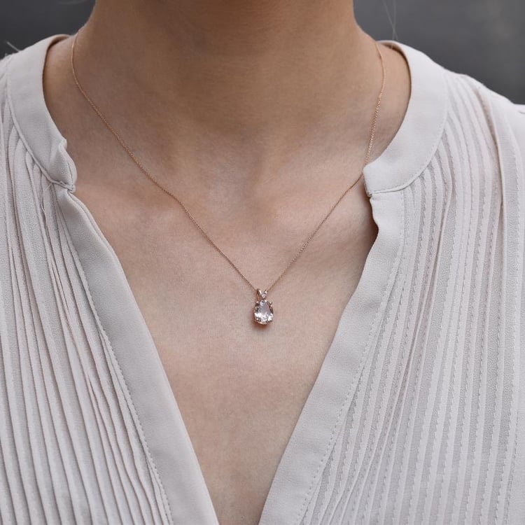 Halskette in Vintage-Stil mit Morganit auf dem Hals 31164