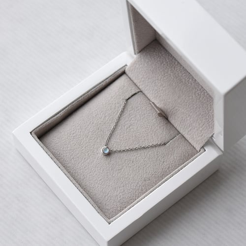 Silberne minimalistische Kette mit einem Mondstein Glosie