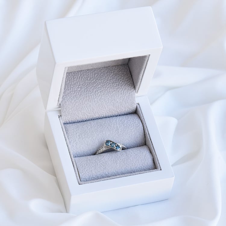 Blaue und weiße Diamanten im Ring Cresida 88638