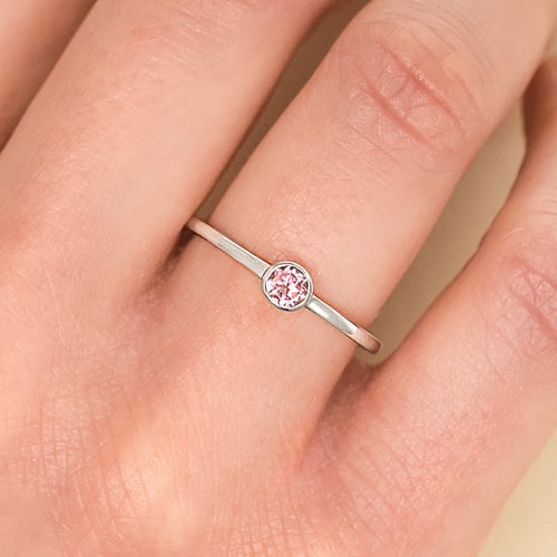 Goldener minimalistischer Ring mit Morganit Emilien