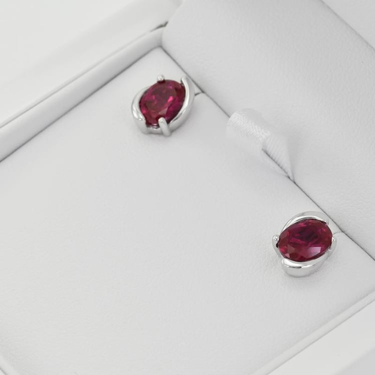 Ovalförmige Rubinohrringe aus Silber Vedast 32472