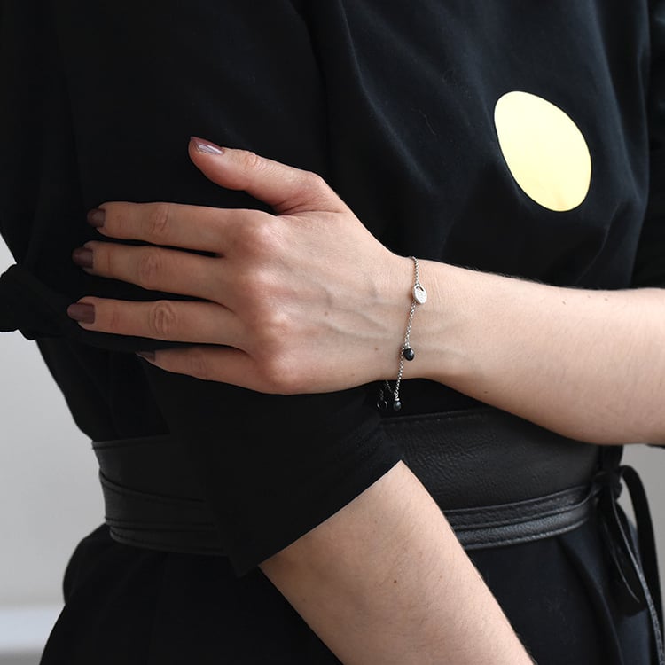 Silbernes Armband mit schwarzen Perlen und Zirkonia Emrys 74212