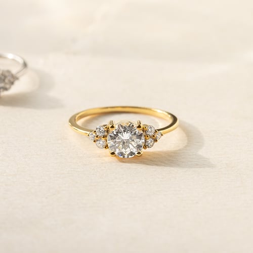 Verlobungsring mit Moissanit und Lab Grown Diamanten Agathe