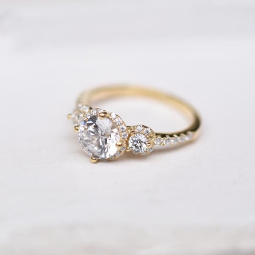 Goldener Verlobungsring mit Diamanten Wirk