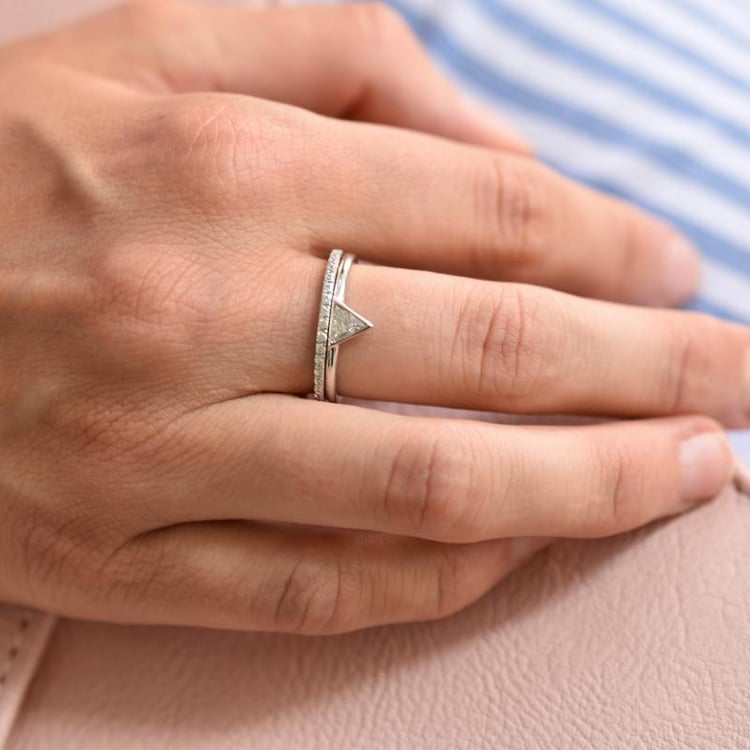 Goldset von Eternity Ring und Ring mit Trillion-Diamant Hylia 21525