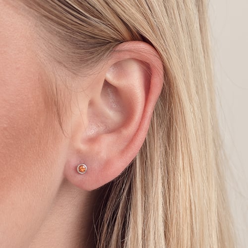 Minimalistische Ohrstecker mit Padparadscha Saphiren in Bezelfassung Tofine