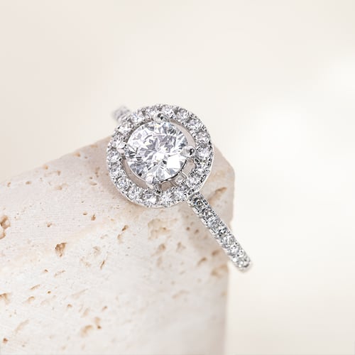 Goldener Halo-Verlobungsring mit Lab Grown Diamanten Kerau