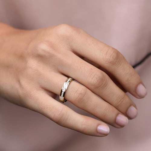 Goldener Eternity-Ring mit Diamanten aus Haselnussgold Loby