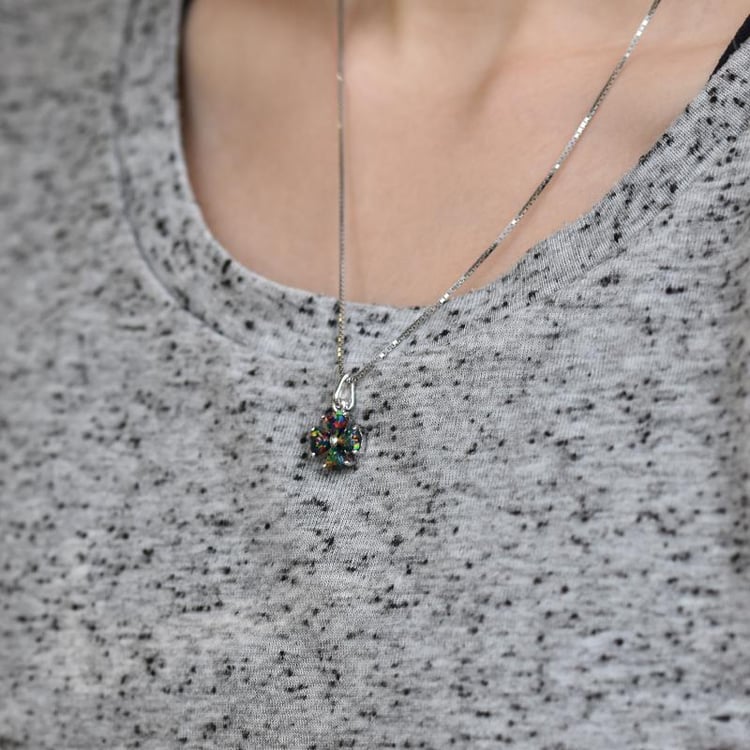 Opal Kleeblatt in Silber auf dem Hals 27224