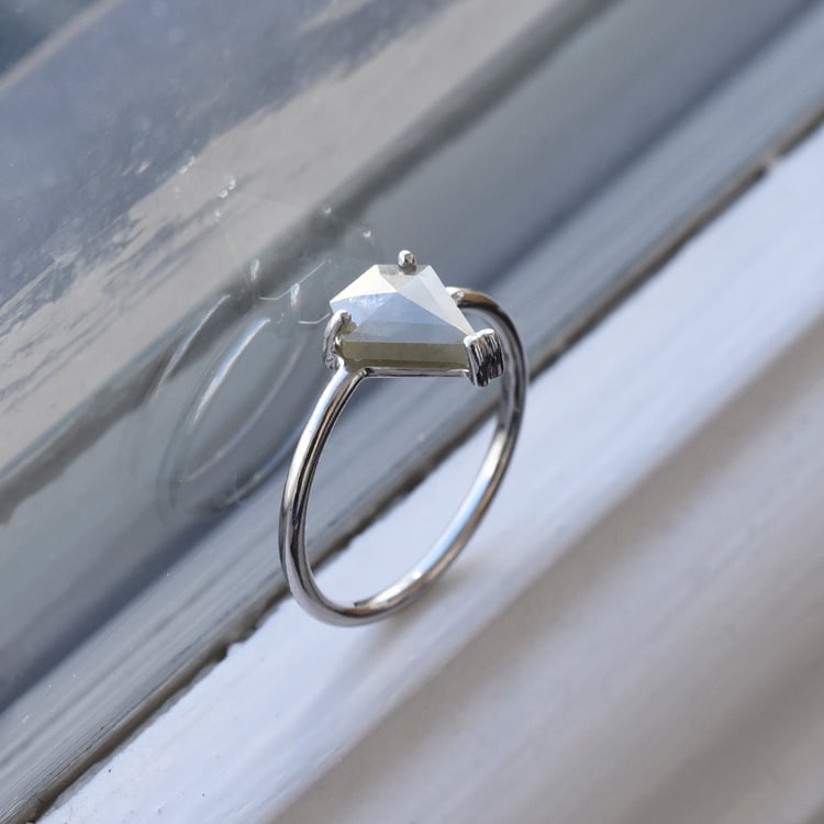 Ring mit Pentagon Salt and Pepper Diamant Azat 79486