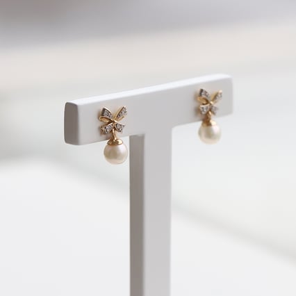 Perlenohrringe mit Schleifen und Lab Grown Diamanten Pegeen