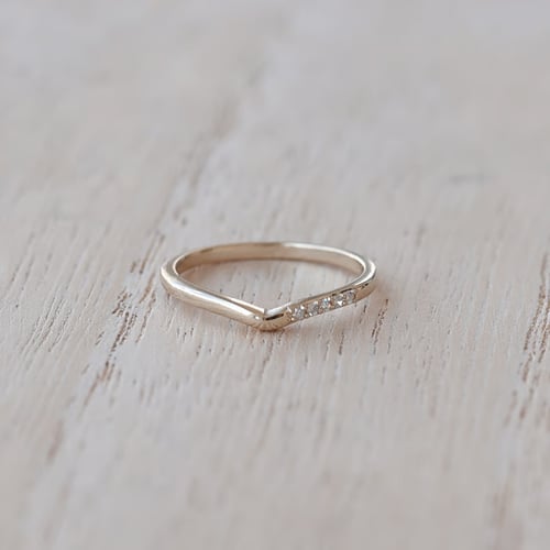 Memoire Ring in V-Form mit Lab Grown Diamanten aus Haselnussgold Annelisa