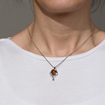 Eleganter Anhänger in Silber mit Bernstein Helga