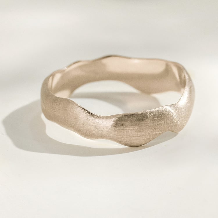 Unregelmäßige Eheringe aus Gold in Haselnussfarbe mit Diamanten Parnell 166286