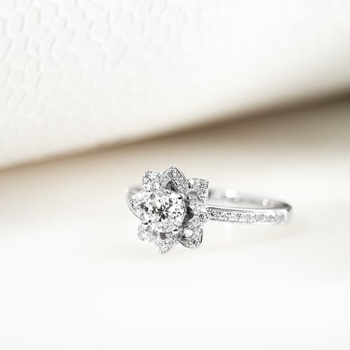 Goldener Ring in Blumenform Aaron