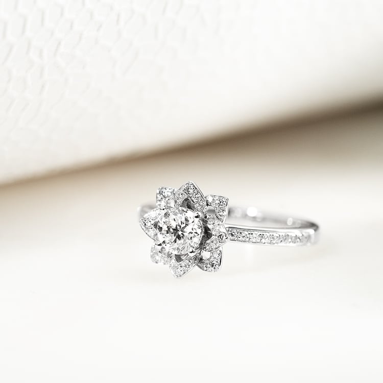 Goldener Ring in Blumenform Aaron 133828