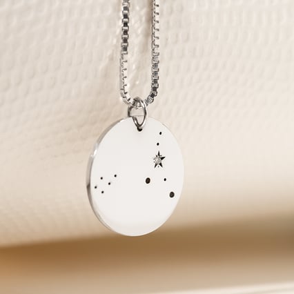 Silberner Anhänger mit Sternbild und Diamant Nyala