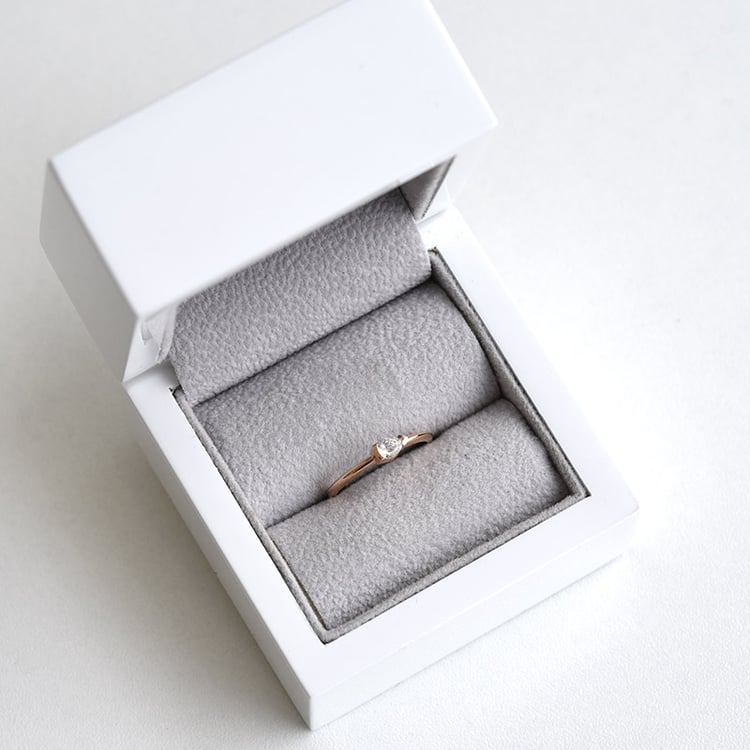Goldener Ring mit 0.19ct zertifiziertem Pear-Diamanten Amor 84370