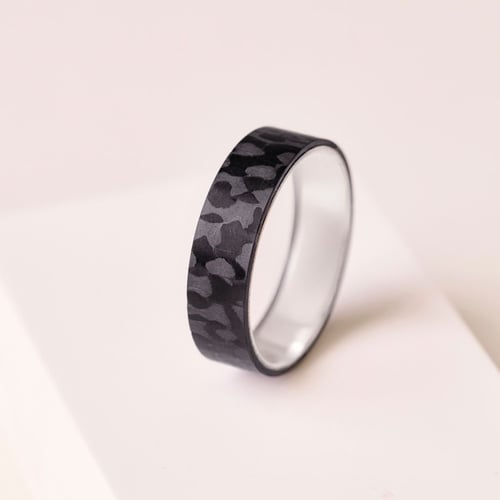 Flacher Ring aus Carbon und Silber Walker