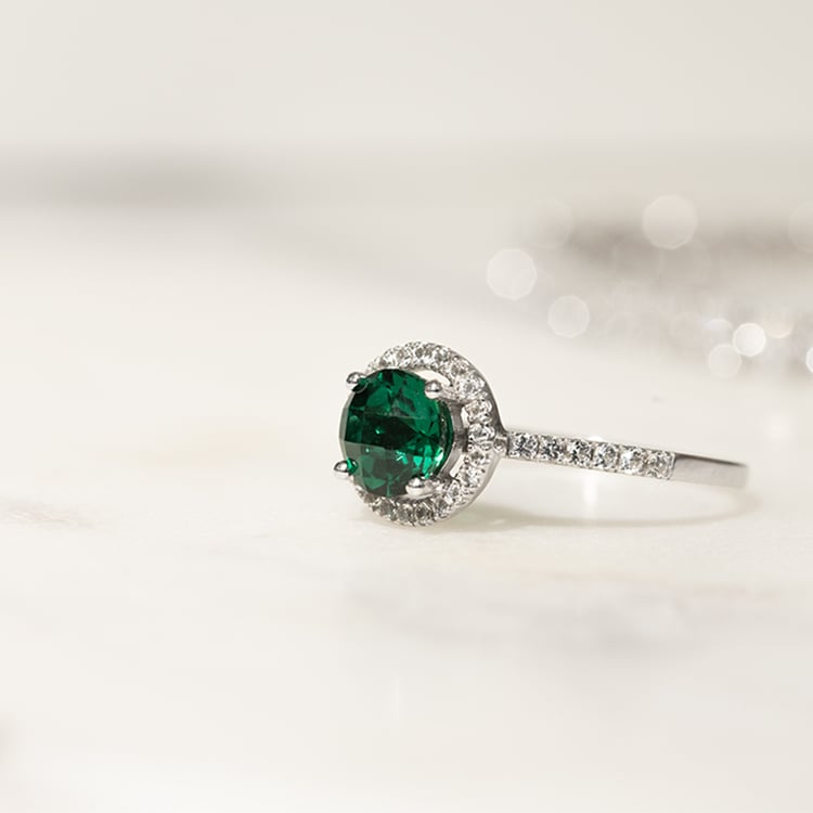 Halo Goldring mit Smaragd und weißen Topasen Maala 129967