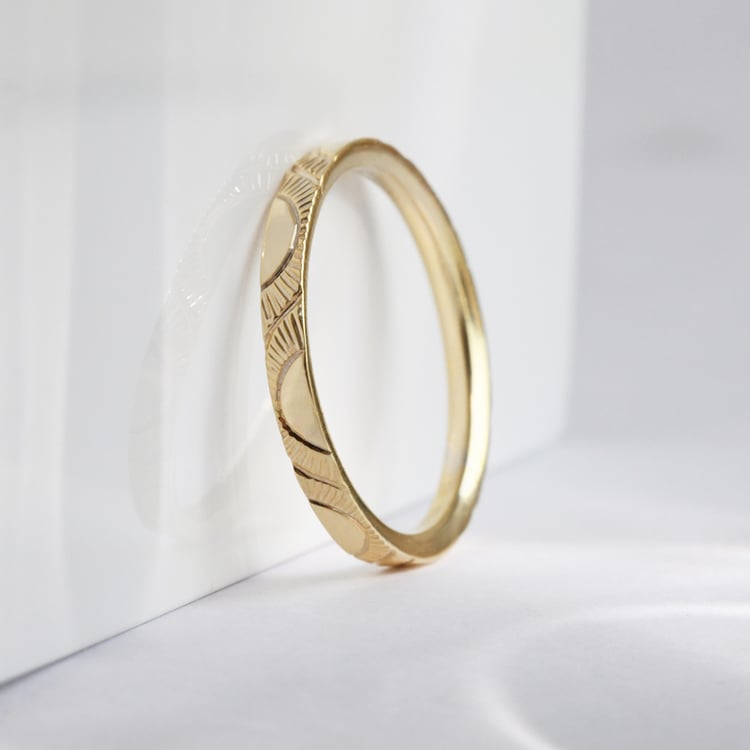 Ehering für Damen mit von Hand gravierter Sonne Villa 146009