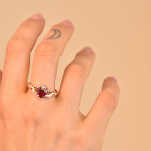 Goldener Claddagh-Ring mit Rubin und Diamant Norie