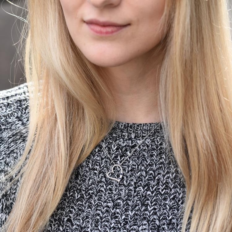 Silberner Anhänger mit einem Herzen mit Saphiren und einem Diamanten Tanish 103514