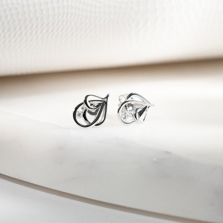 Dezente goldene Ohrringe mit glänzenden Diamanten Melle 131888