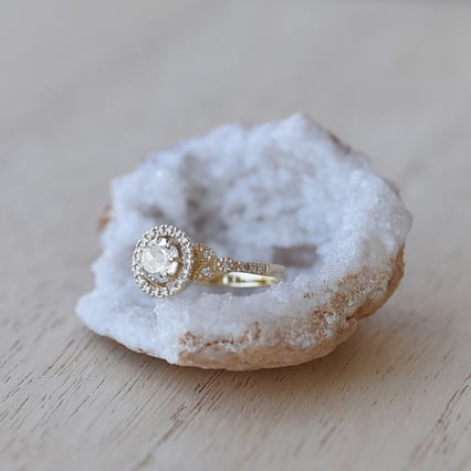 Verlobungsring mit Moissanit und lab-grown Diamanten Varana