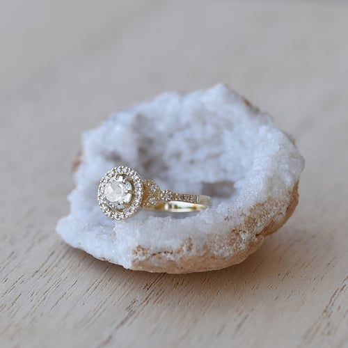 Verlobungsring mit Moissanit und lab-grown Diamanten Varana