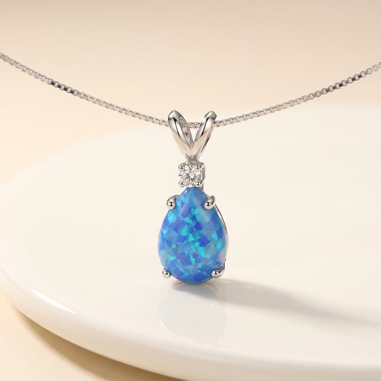 Goldanhänger mit Opal auf dem Hals 169947