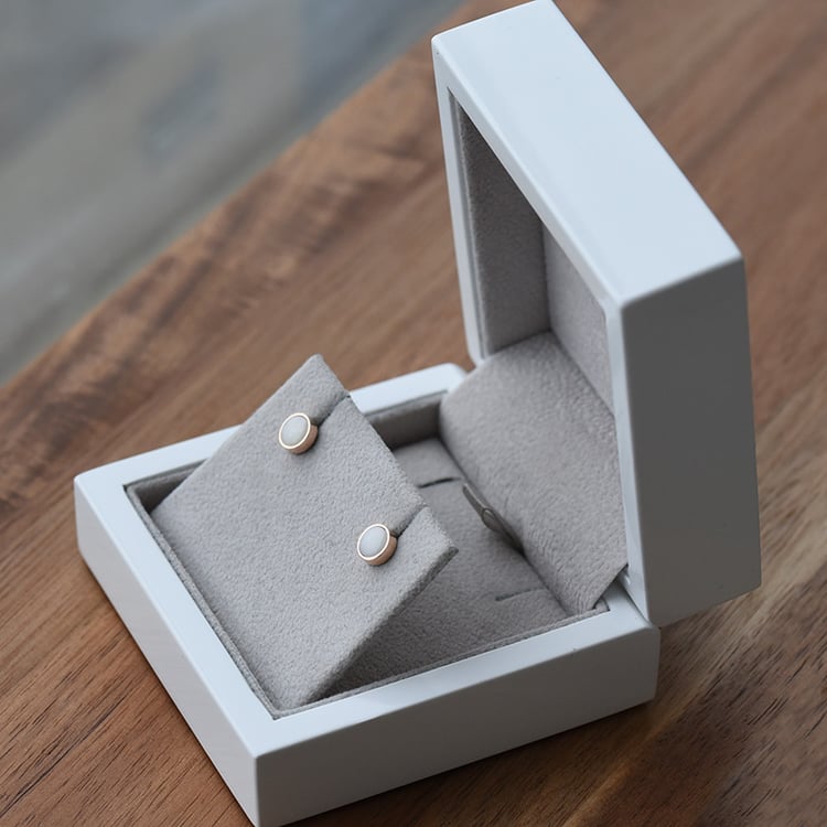 Minimalistische Goldohrringe mit weißen Opalen Aurinda 72121