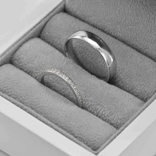 Eheringe aus Eternity-Ring mit Moissaniten und ein breiter Komfort-Ring Mewya