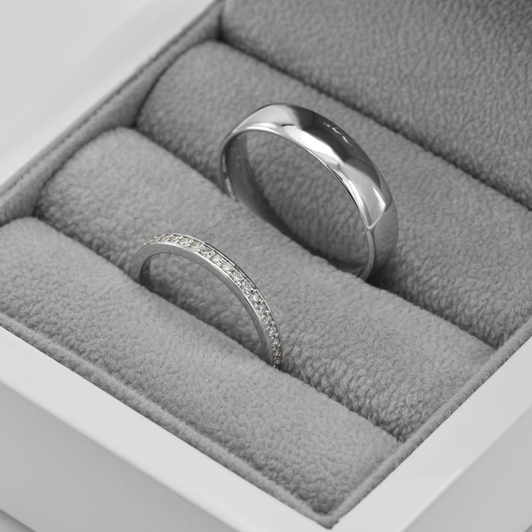 Eheringe aus Eternity-Ring mit Moissaniten und ein breiter Komfort-Ring Mewya 105299