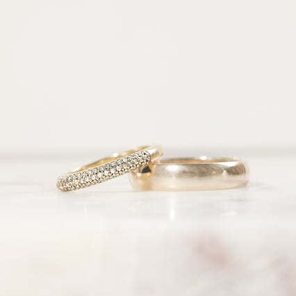 Eheringe aus Memoryring mit Lab Grown Diamanten und einem halbrunden Ring Louisa