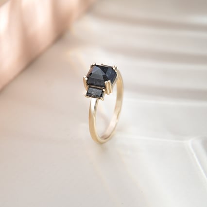 Goldener Ring mit Oktogon und Baguette Salt and Pepper Diamanten Veli