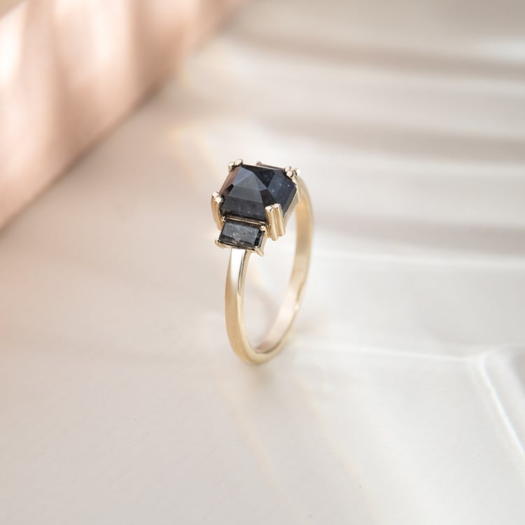 Goldener Ring mit Oktogon und Baguette Salt and Pepper Diamanten Veli 152006