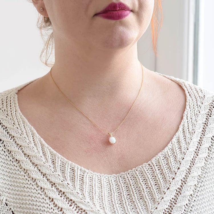 Goldener Anhänger mit ovalem Opal in Weiß und Diamant Rafiah 94015