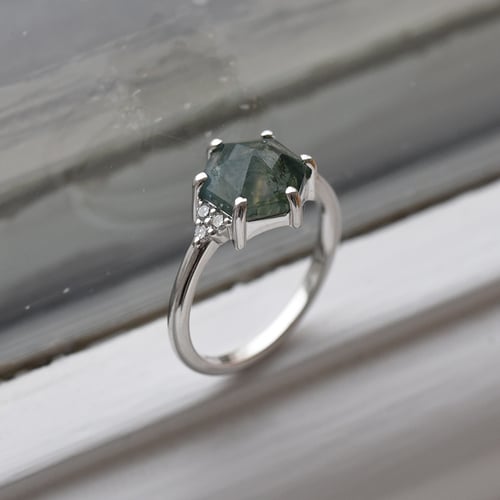 Goldener Verlobungsring mit Moosachat und Diamanten Yasmeen