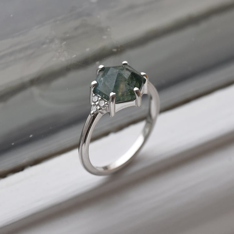 Goldener Verlobungsring mit Moosachat und Diamanten Yasmeen 71504